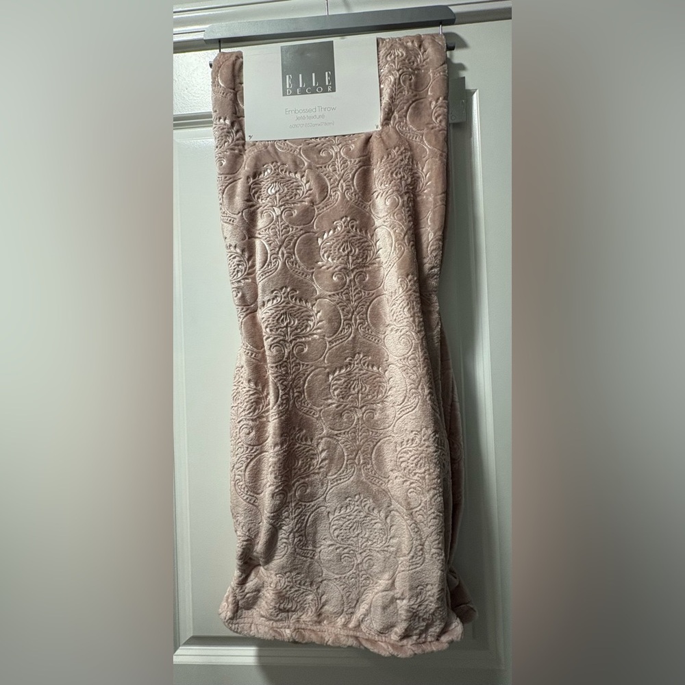 Elle‎ Decor NWT Embossed Throw in Blush Pink